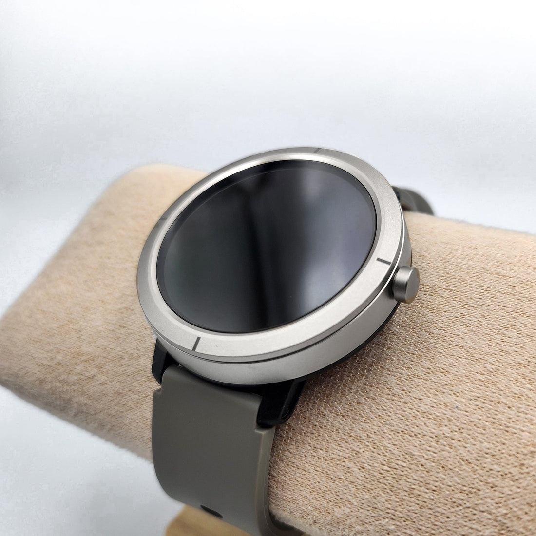 Female SENBONO ADM76 GPS Smartwatch